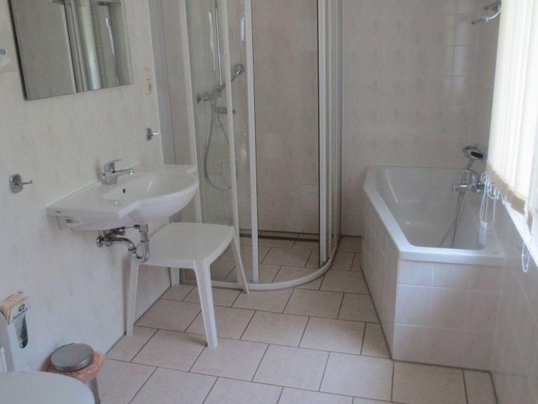 DZ 11 Dusche und Badewanne