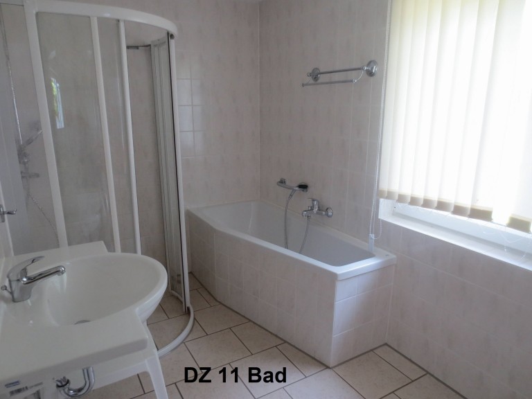 DZ 11 Dusche und Badewanne