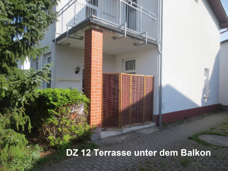 DZ 12 Eingang mit Terrasse