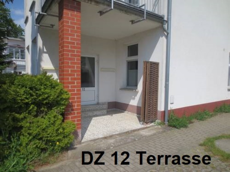 DZ 12 Eingang mit Terrasse