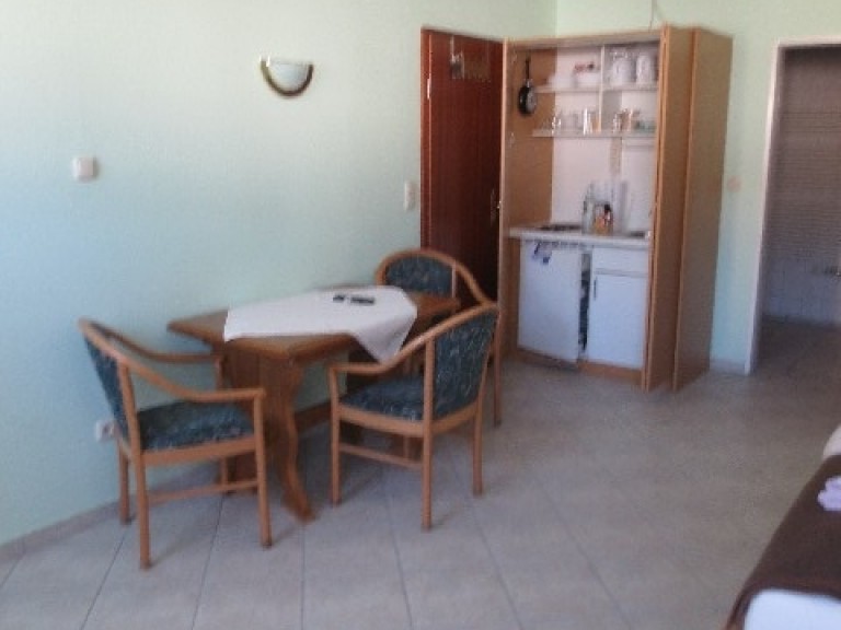 DZ 3 Sitzecke mit Singleküche